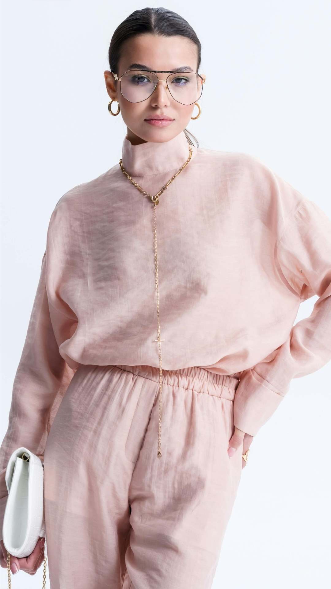 Accessories-to-enhance-women’s-professional-work-outfits-including-elegant-jewelry-handbags-and-office-appropriate-shoes.