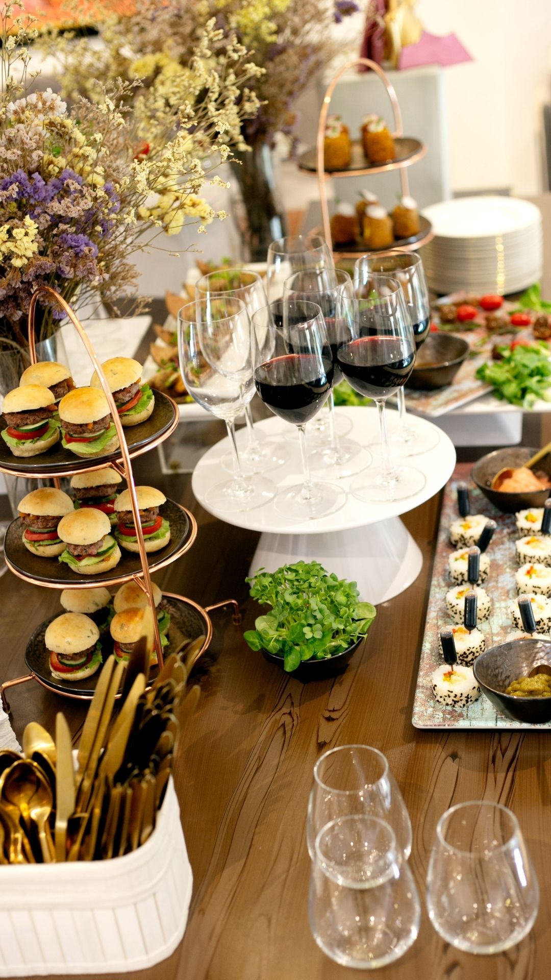 Featured-image-of-fun-natural-table-settings-showing-flower-vase-food-and-drings-on-the-table