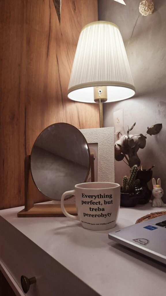 A-good-lighting-for-feminine-office-ideas