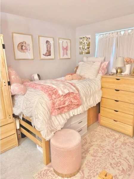 College-dorm-ideas-showing-a-pink-and-white-college-room