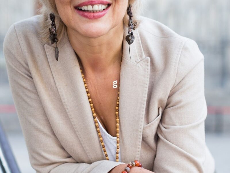 Featured-image-of-women-over-50-showing-an-aged-woman-wearing-summer-outfits-a-blazer-and-a-pant