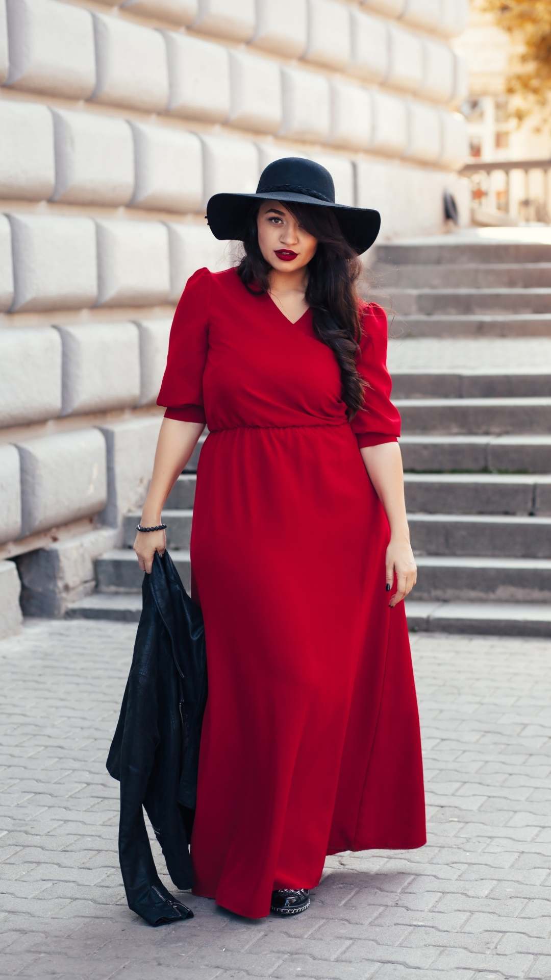 Plus-size-Valentine’s-Day-outfit-featuring-a-confident-woman-in-a-flowing-red-dress-paired-with-a- fashionable-hat.