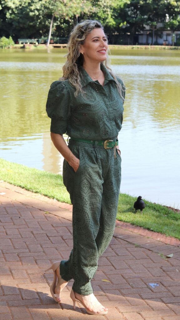 A-woman-wearing-green-jumpsuit-as-her-summer-outfits-fofr-over-50