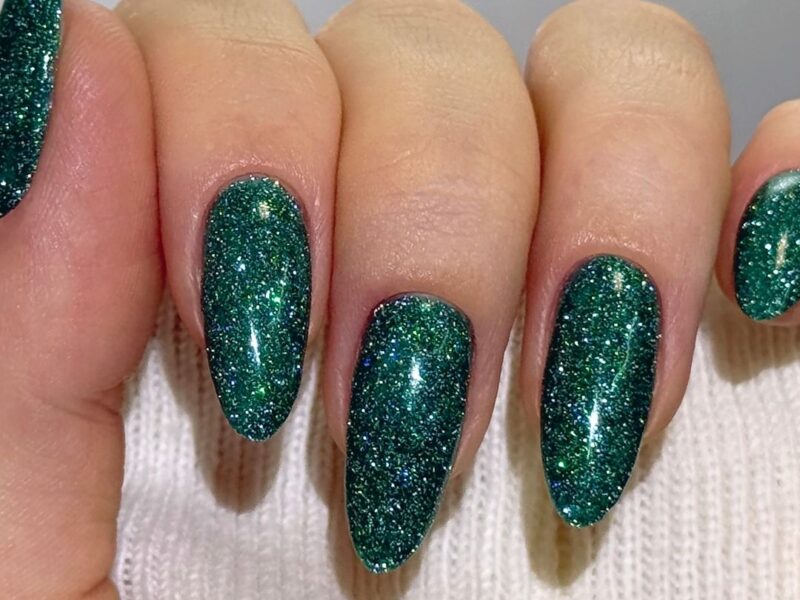 Featured-image-of-st.-patrick's-day-nails-showing-green-nails