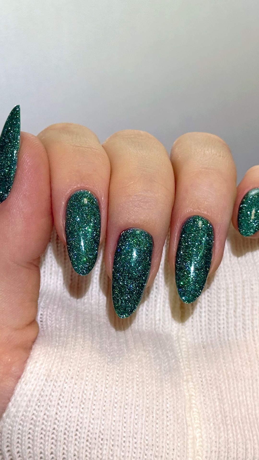 Featured-image-of-st.-patrick's-day-nails-showing-green-nails