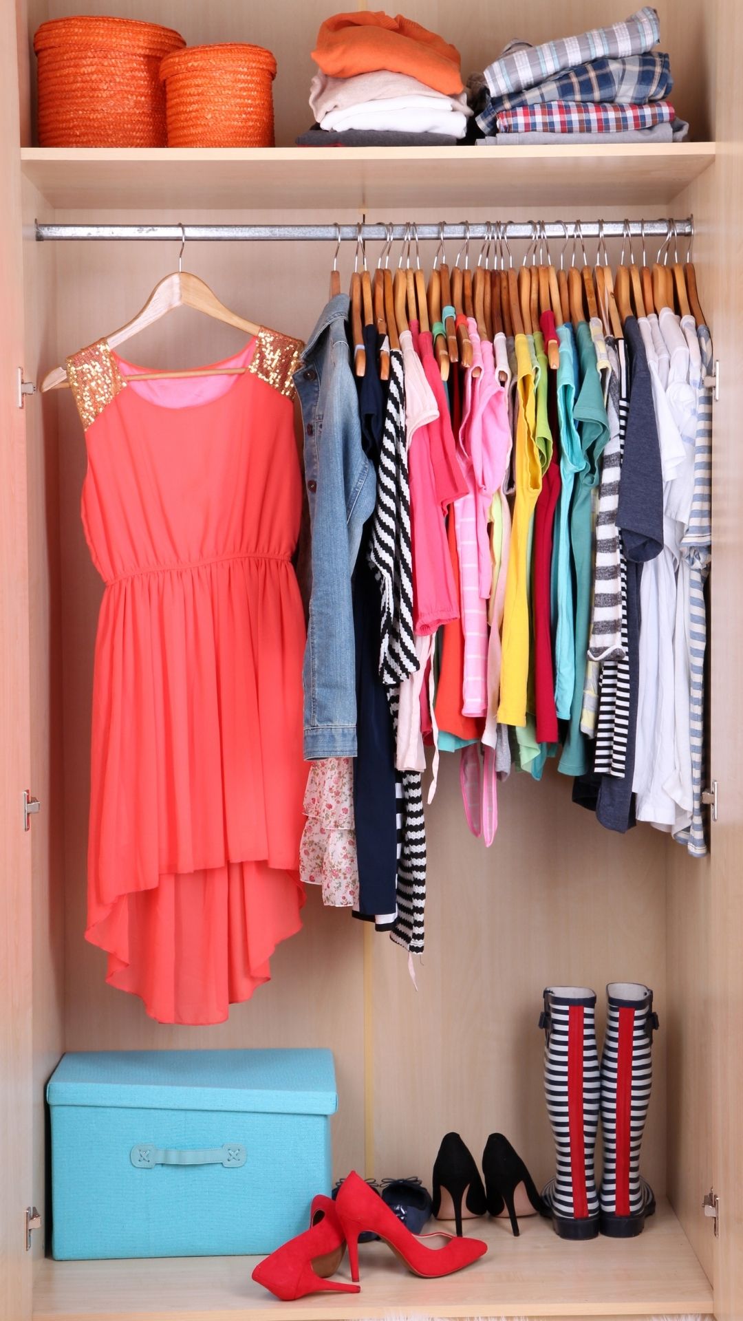 Featured-image-of-summer-capsule-wardrobe-showing-a-well-arranged-wardrobe-with-different-clothes-for-summer