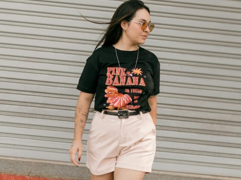Featured-Image-of-summer-outfit-for-women-showing-a-woman-wearing-shorts-tee-shirt-anad-a-canvas