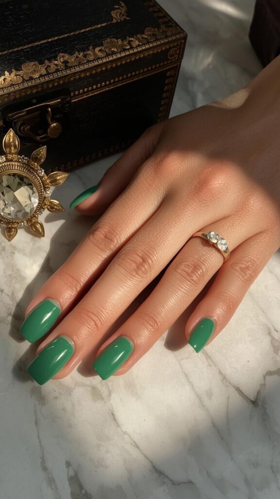 .Glitter-Green-Nails-with-a-Soft-Glow