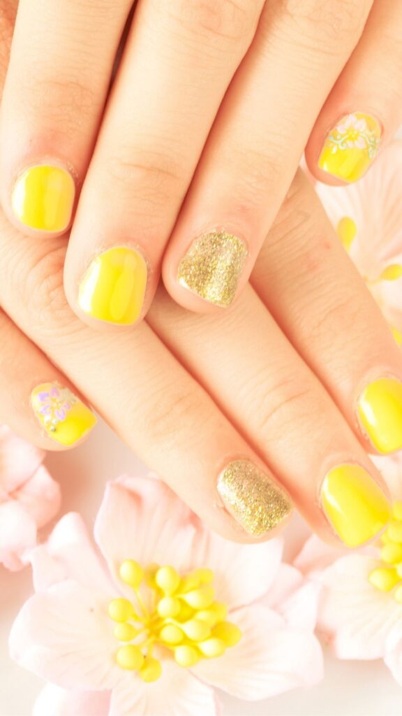 Bright-Sunny-Yellow-Nails