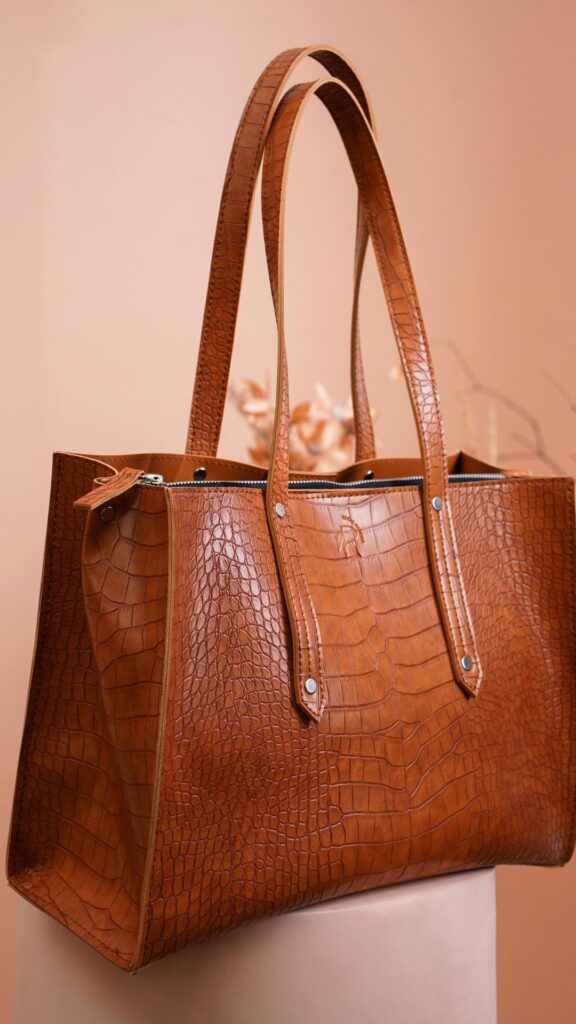 Leather-tote-for-classy-handbag-trends-for-2026