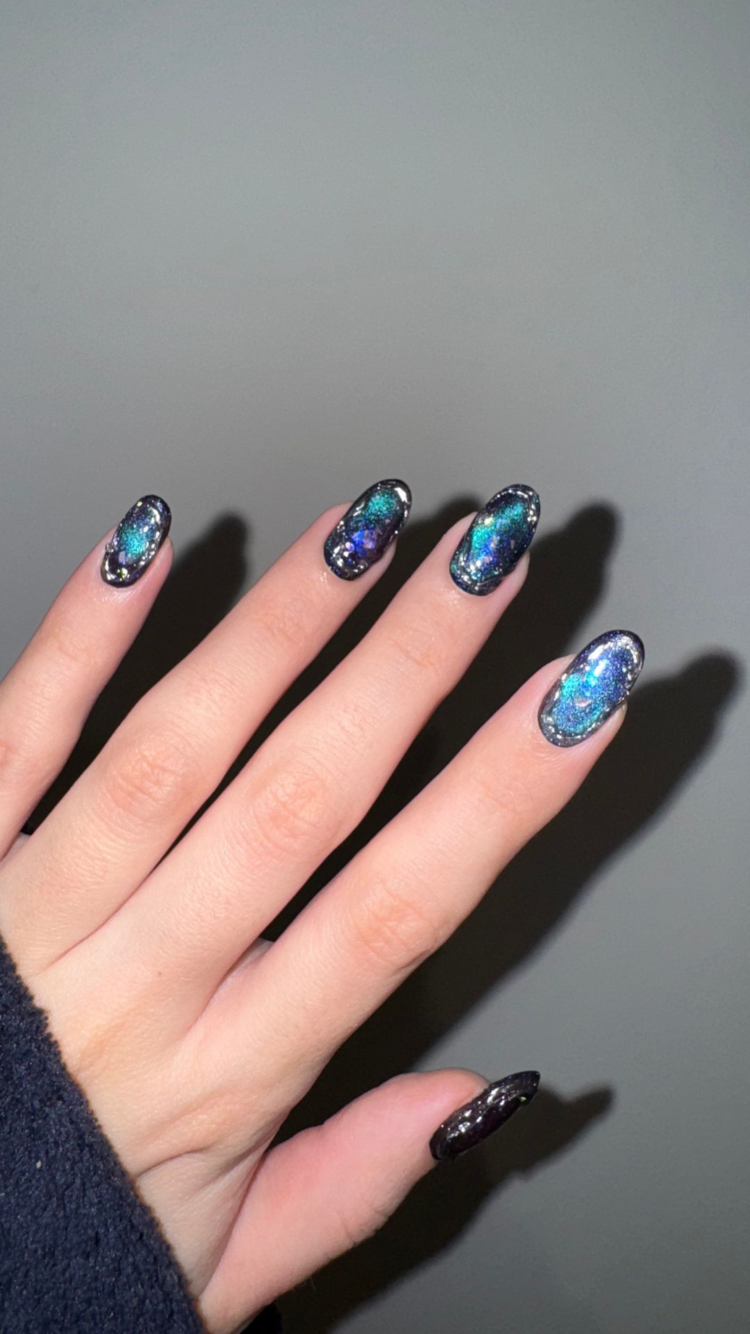 Featured-Image-of-coachella-nail-trends-showing-as-shimmy-blue-nails