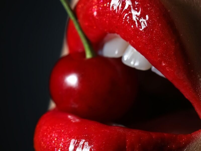 Featured-Image-of-lipstick-combos-showing-a-woman-on-red-lipstick