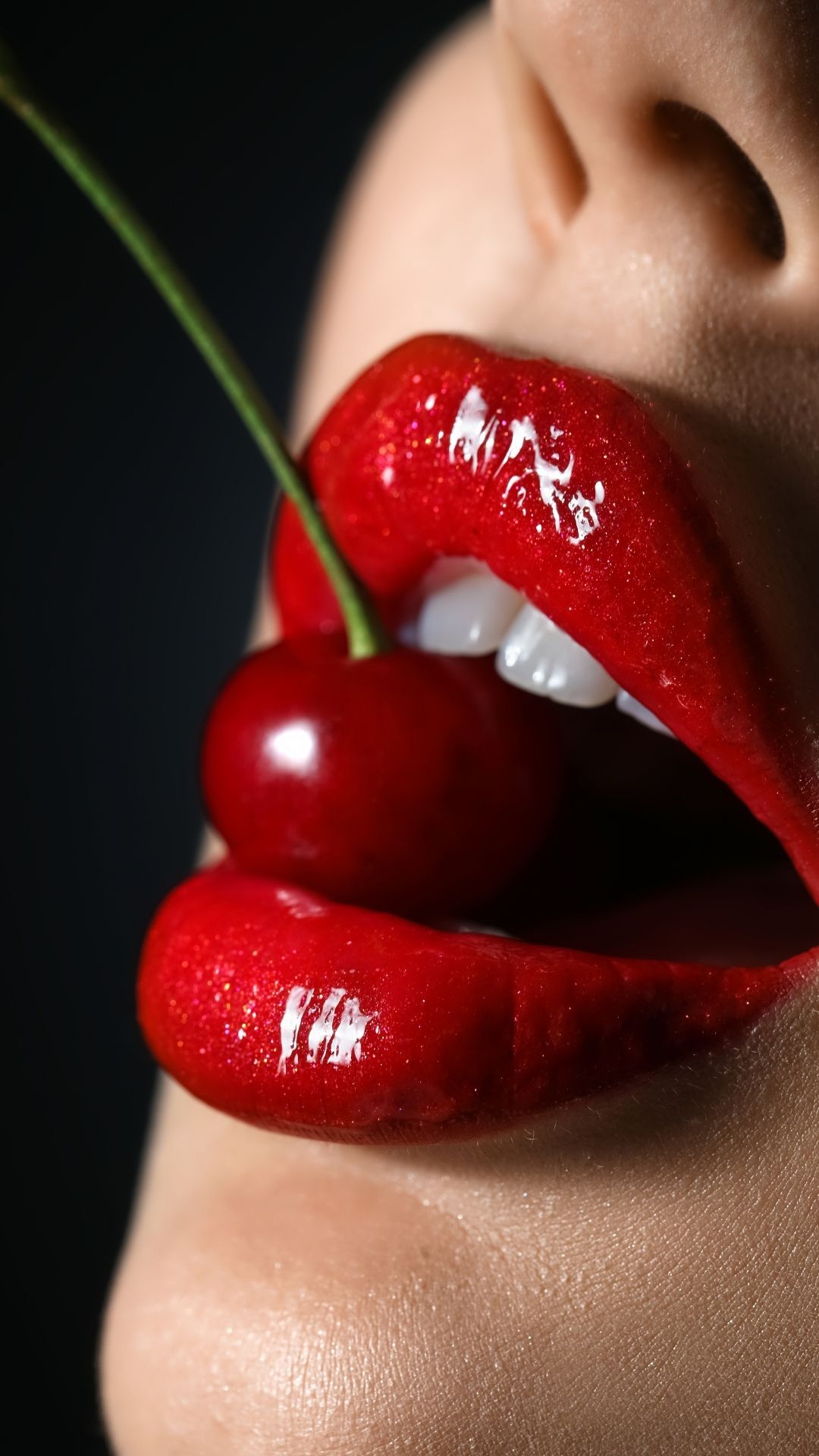 Featured-Image-of-lipstick-combos-showing-a-woman-on-red-lipstick
