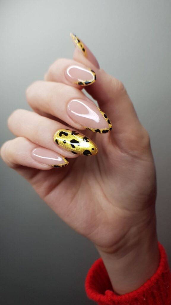 simple-almond-nail-design
