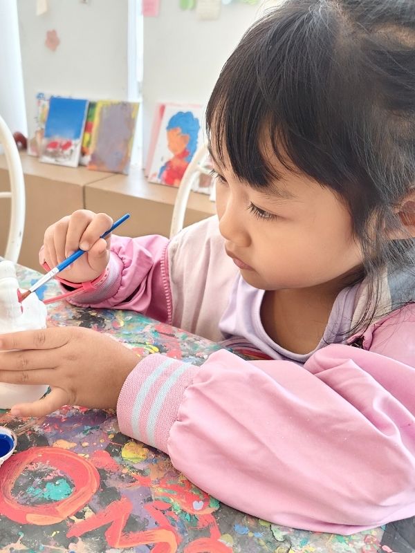 A-kid-creating-a-DIY-for-summer
