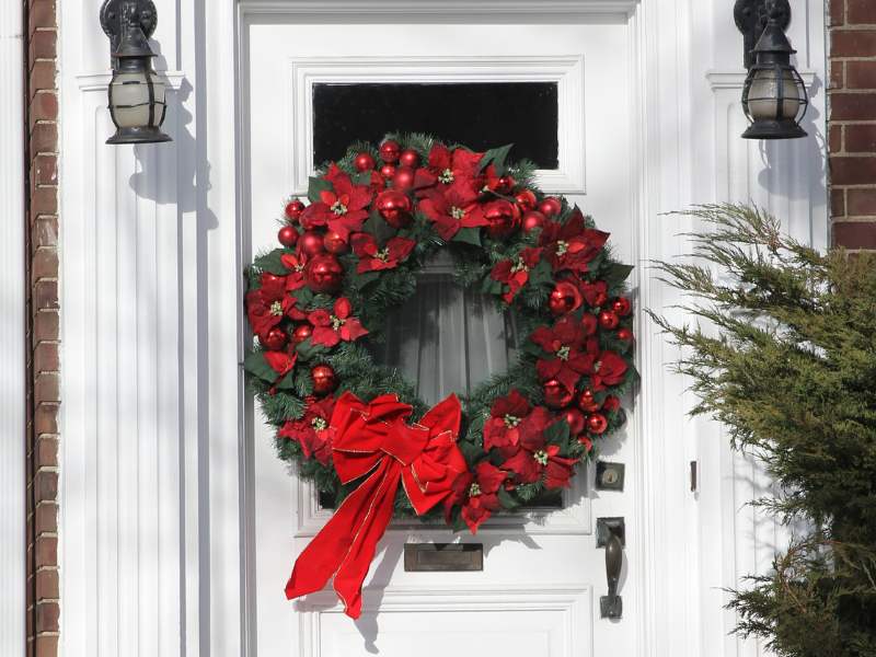 Featured-Image-of-4th-of-july-wreath-for-your-front-door-showing-a-red-and-green-wreath-at-the-door