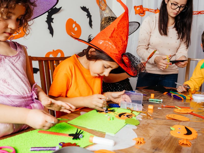 Featured-Image-of-Easy-summer-crafts-ideas-showing-children-creating-a-DIY-summer-projects