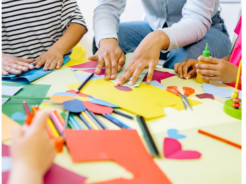 Featured-Image-of-fathers-day-crafts-ideas-showing-mum-and-children-putting-together-DIY-crafts-for-fathers-day