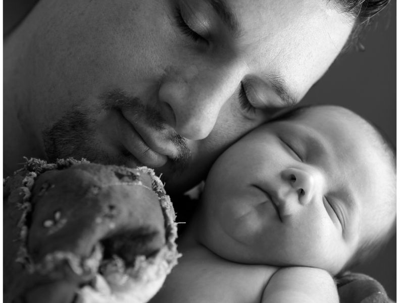 Black-and-white-Photoshoot-Image-of-a-newborn-and-a-dad