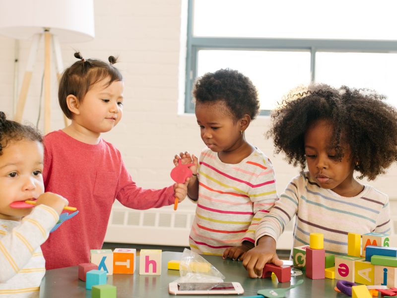 Featured-Image-of-fun-summer-crafts-for-toddlers-showing-toddlers-creating-diy-crafts