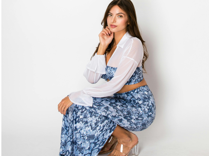 Featured-Image-of-Memorial-day-outfiys-showing-a-woman-wearing-a-blue-skirt-and-white-blue-shirt