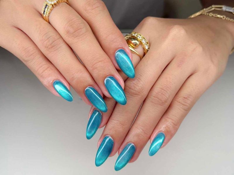 Featured-image-of-memorial-day-nail-ideas-showing-a-shining-light-blue-almond-nail