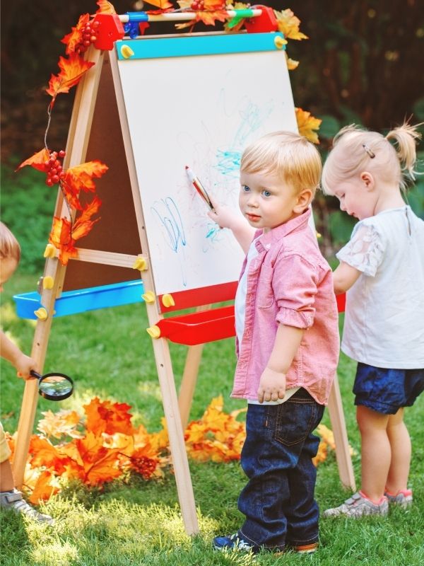 Nature-Collage-Craft-showing-toddlers-outside-painting