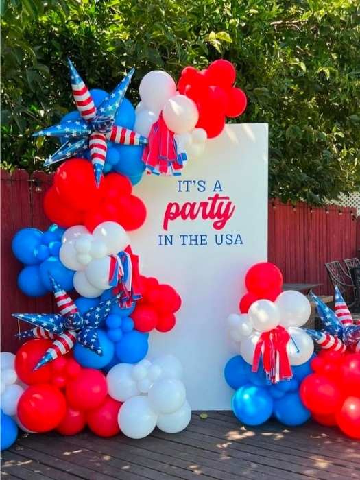 4th-of-july-decorating-ideas-showing-a-well-deecoration-space-with-balloons