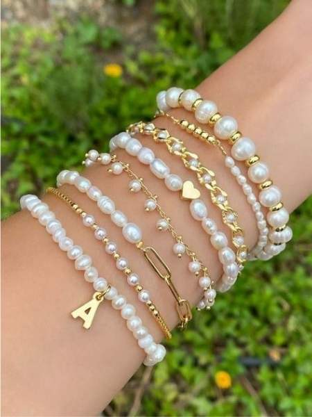Beaded-Bracelet- with-Elastic-String-for-Easy-Costume-Jewelry-Crafts-You-Can-Make-At-Home