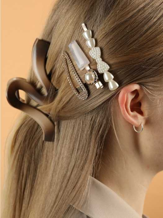 Claw-Clip-Twist-Hairstyle