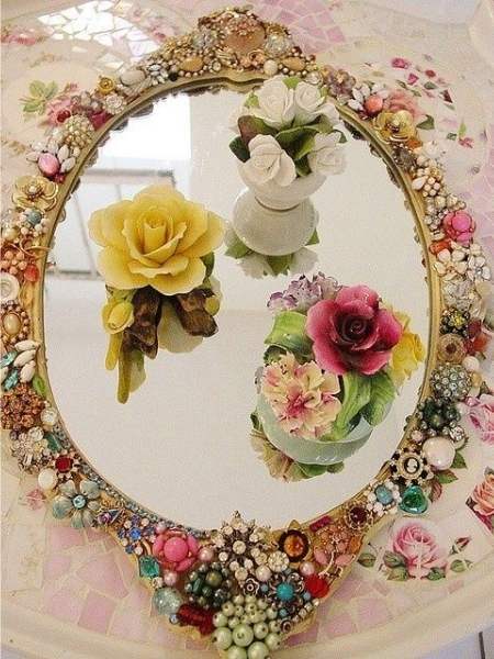 Easy-Costume-Jewelry-Crafts-You-Can-Make-At-Home-showing-a-mirror-with-bead