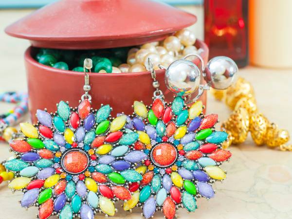 Featured-Image-of-Easy-Costume-Jewelry-Crafts-You-Can-Make-At-Home-showing-a-beautiful-bead-in-a-box-for-dispay
