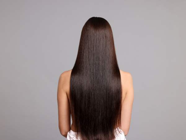 Featured-Image-of-Easy-straight-wig-hairstyles-for-everyday-wear-showing-a-woman-that-turned-her-back-showing-her-long-hair