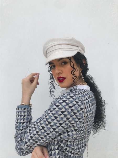 A-woman-on-Loose-Curly-Hairstyle-with-Hat-as-her-15-trendy-hat-hairstyles-for-long-hair