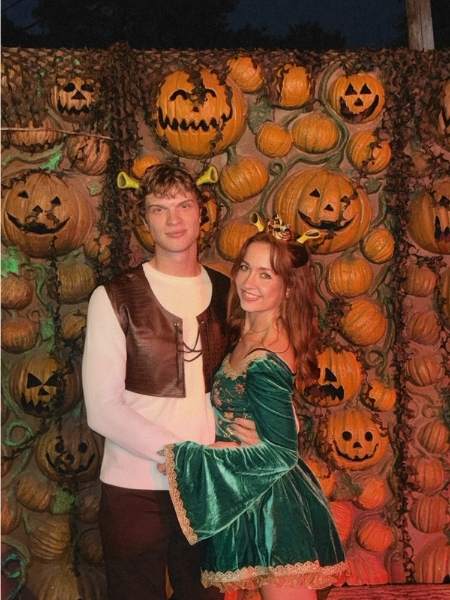 Shrek-and-Fiona-Couple-Halloween-Costumes
