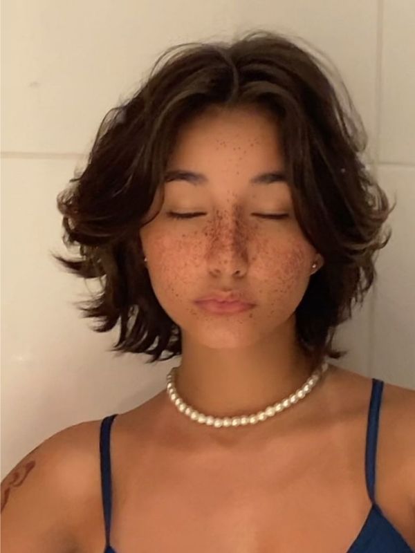 Choppy-Face-Framing-Layers-for-10-medium-haircuts-for-wavy-hair-to-try-this-year