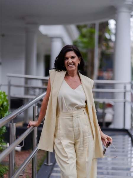 Classic-Tailored-Trousers-and-a-Beautiful-Blouse
