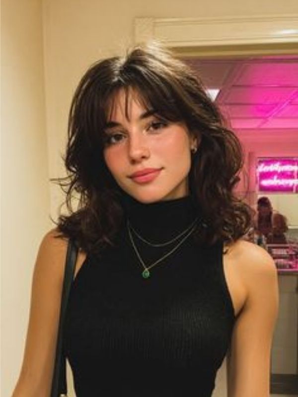 Soft-layered-collarbone-meduim-wavy-haircut