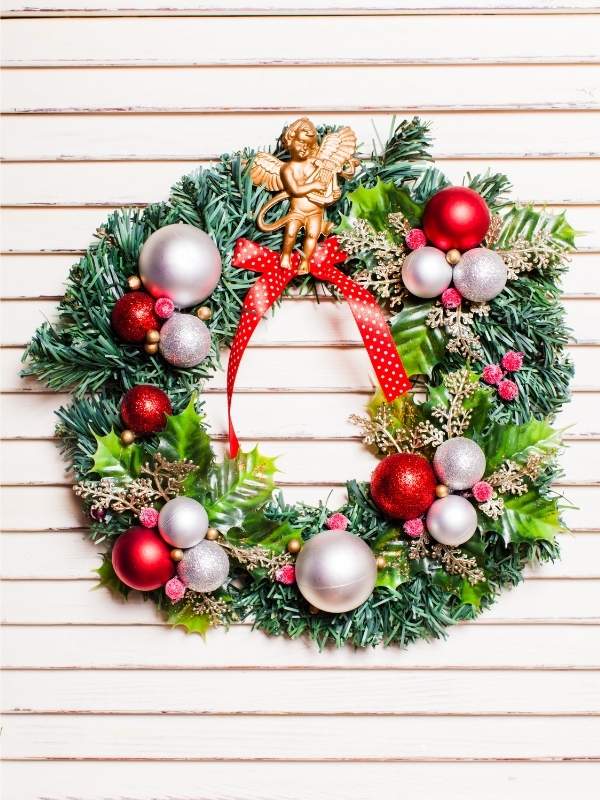 DIY-Christmas-Ornament-Wreath-that-Is-hanged-on-the-wall