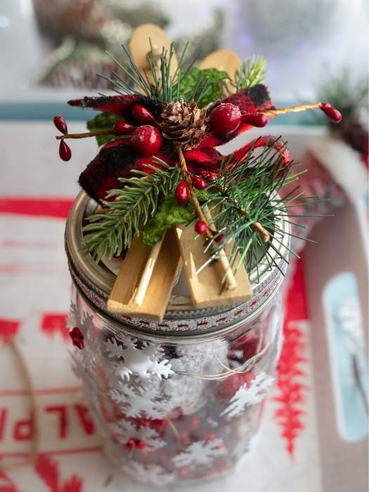 DIY-Christmas-Tree-Ornament-Using-a-Mason-Jar-Lid