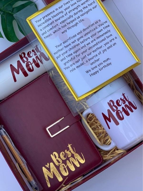 A-gift-box-written-best-mom-for-christmas-gift-ideas-for-mom