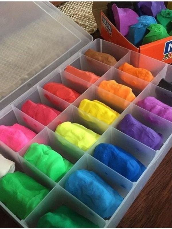 Compartmentalized-clear-organizer-box-storing-different-colored-polymer-clay -blocks-separately.