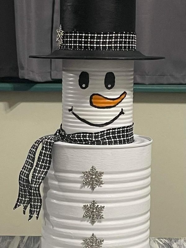 DIY-Snowman-Decorations-Made-From-Tin-Cans.