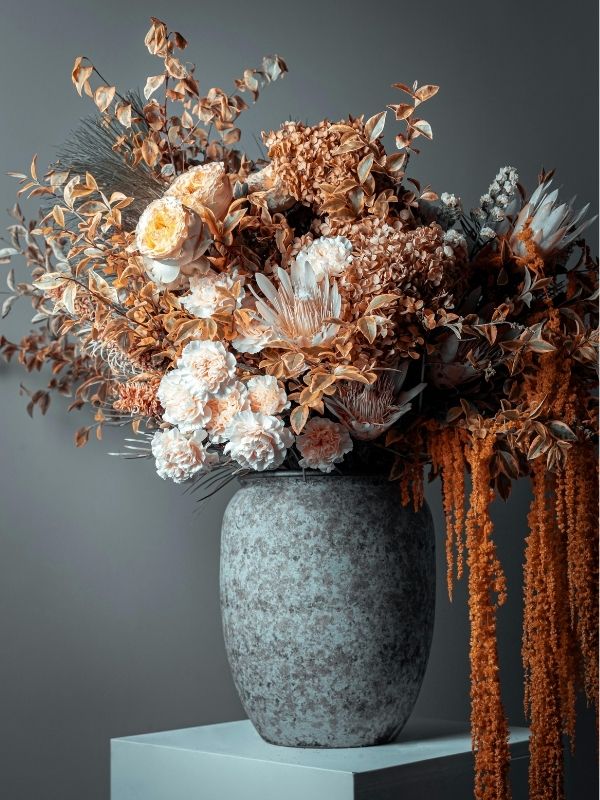 Dried-Flower-Vase-Arrangement-that-is-on-top-of-the-table