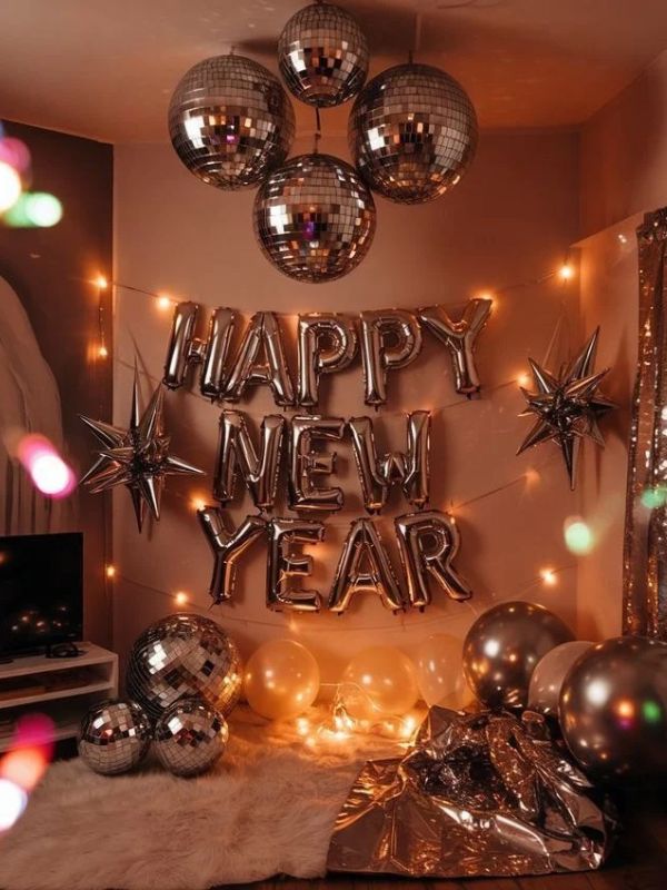 New-Years-Balloon-Decorations-With-Fairy-Lights.