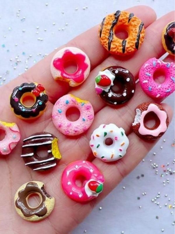 Image-of-a-person-holding-different-clay-donuts-in-the-hand-as-clay-ideas-for-kids