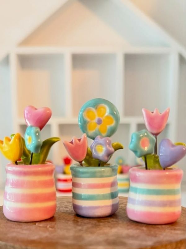 Image-of-Tiny-Clay-Flower-Pots.